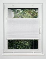 Weiße Plissee-Jalousie an einem Fenster, von innen fotografiert