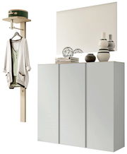 Garderobenset mit weißem Schrank, Spiegel und Wandgarderobe, seitliche Perspektive