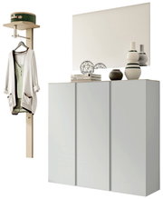 Garderobenset mit weißem Schrank, Spiegel und Wandgarderobe, seitliche Perspektive