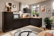 Moderne Küche mit Eckunterschrank in schwarzem Design, fotografiert aus einer leicht erhöhten Perspektive. Die Küche ist mit einem Backofen, einer Dunstabzugshaube und mehreren Pflanzen dekoriert.
