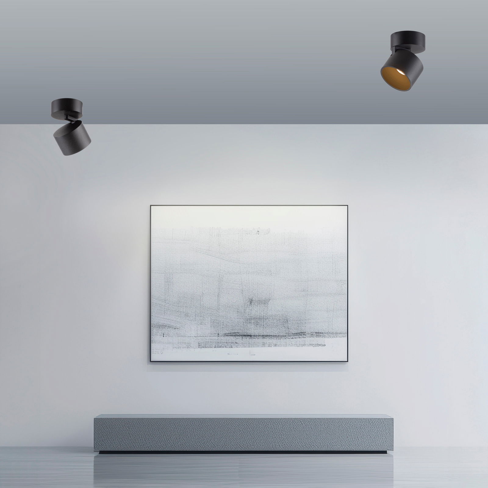 Zwei schwarze LED-Spots an der Decke eines modernen Raumes, frontal betrachtet.