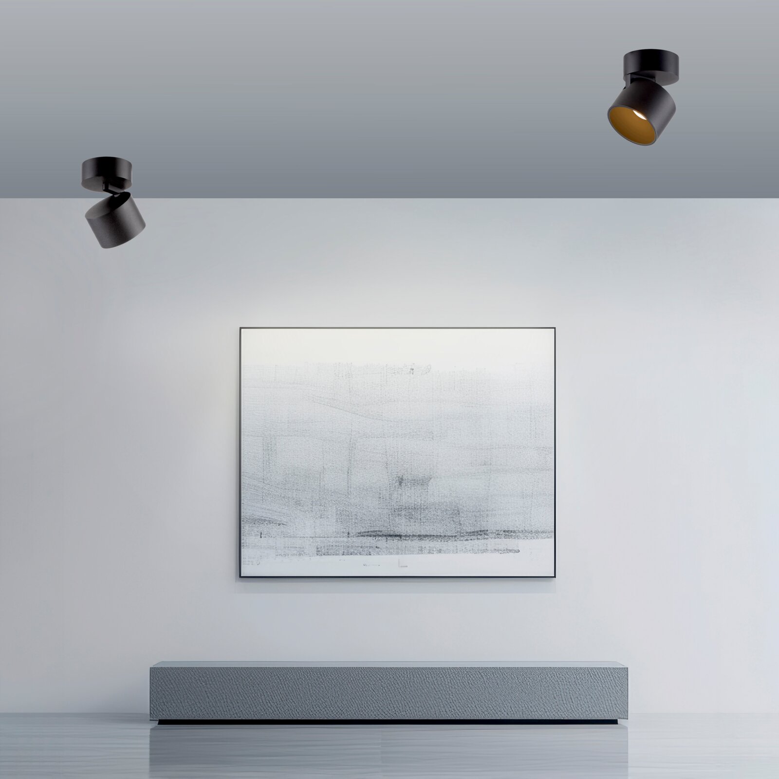 Zwei schwarze LED-Spots an der Decke eines modernen Raumes, frontal betrachtet.