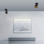 Zwei schwarze LED-Spots an der Decke eines modernen Raumes, frontal betrachtet.