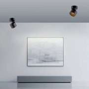 Zwei schwarze LED-Spots an der Decke eines modernen Raumes, frontal betrachtet.
