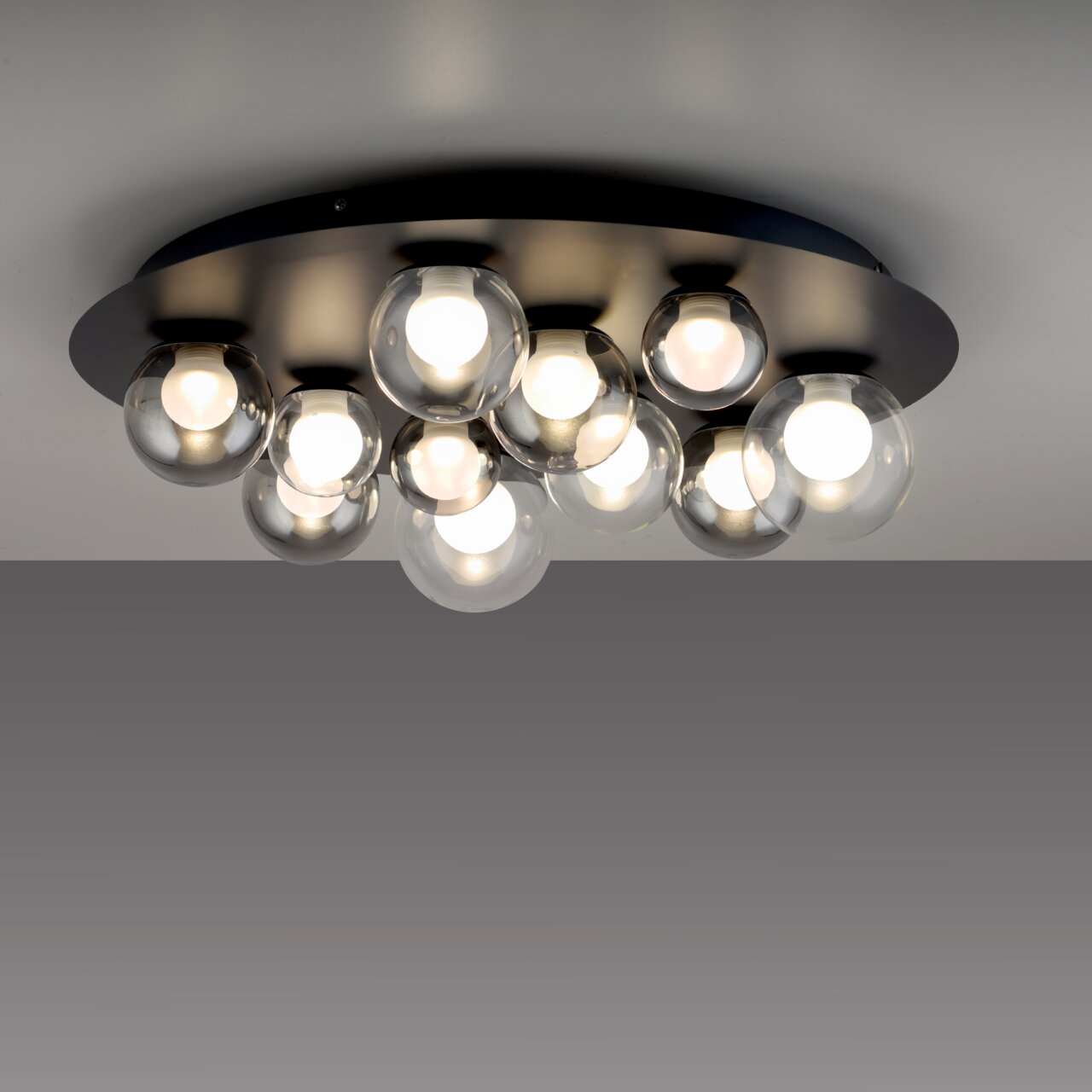 Moderne led-plafondlamp met meerdere bolvormige lampen, gezien van onderaf.