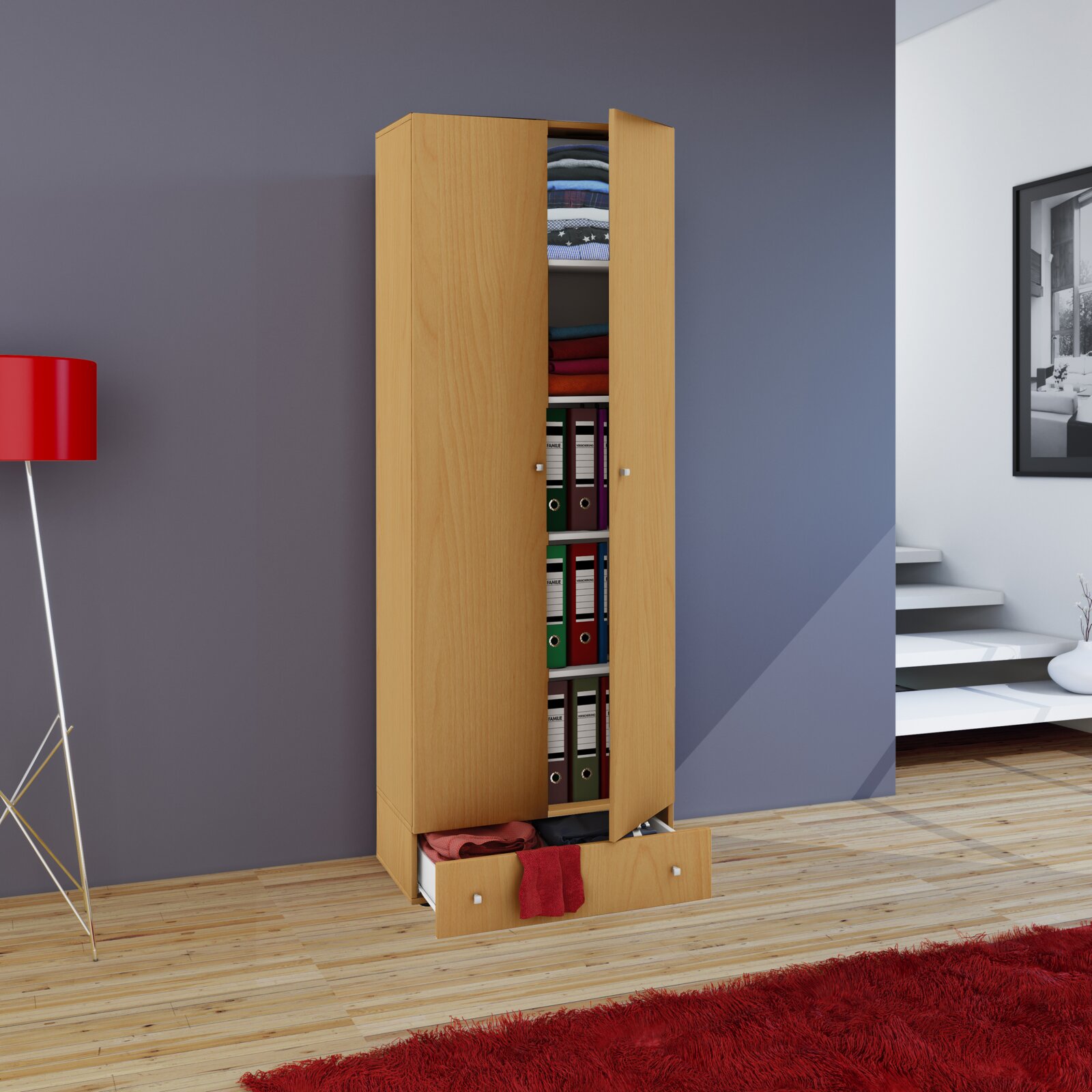 Hoher, schmaler Kleiderschrank aus hellem Holz mit zwei geöffneten Türen und geöffneter Schublade unten, innen mit gefalteter Kleidung und Ordnern, frontale Perspektive im Wohnraum