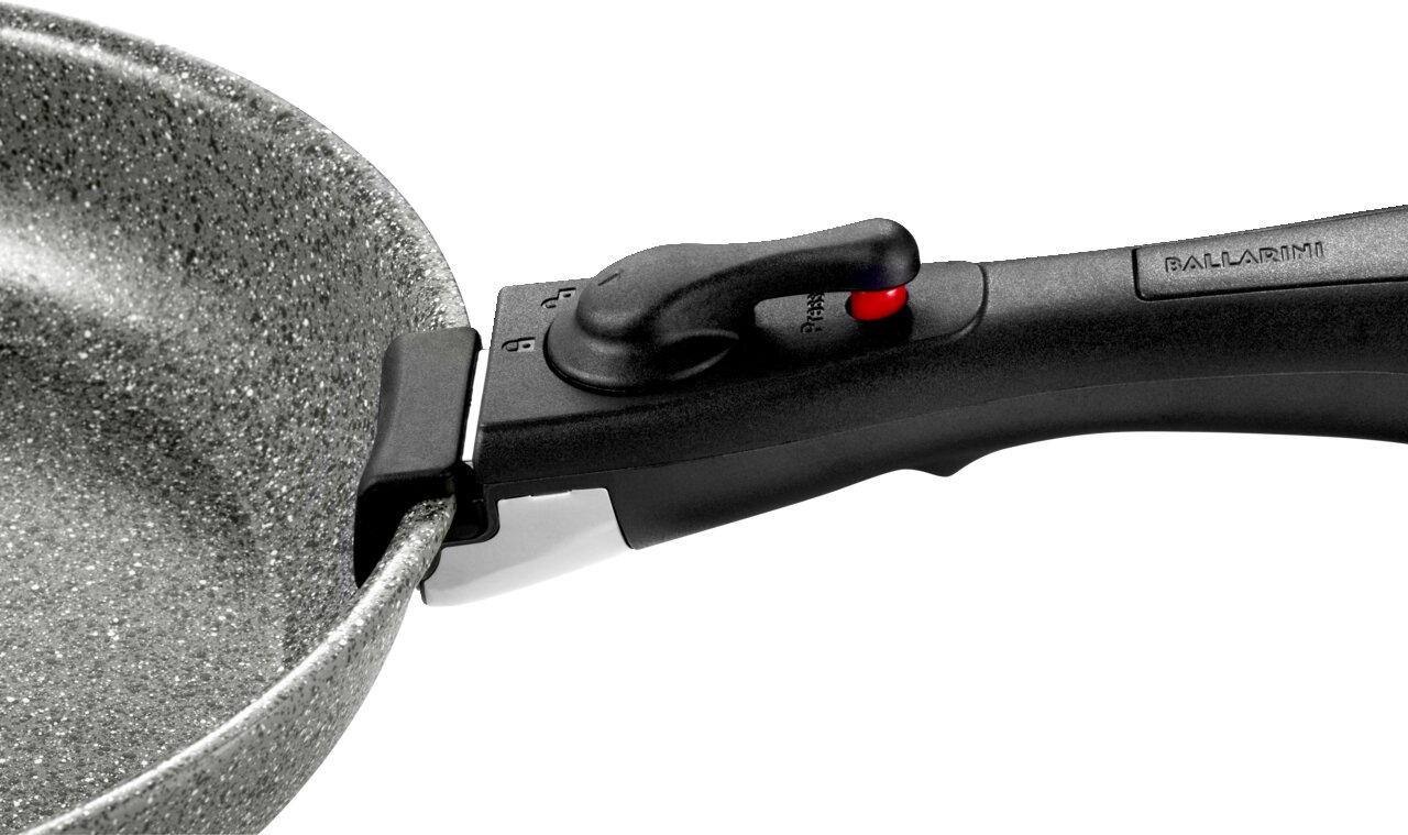 Detailansicht einer grauen Pfanne mit abnehmbarem Griff, seitliche Perspektive