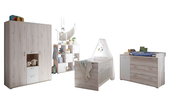 Wandboard in einem modernen Babyzimmer, frontal betrachtet, mit Dekorationen und Babyutensilien.