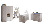 Wandboard in einem modernen Babyzimmer, frontal betrachtet, mit Dekorationen und Babyutensilien.