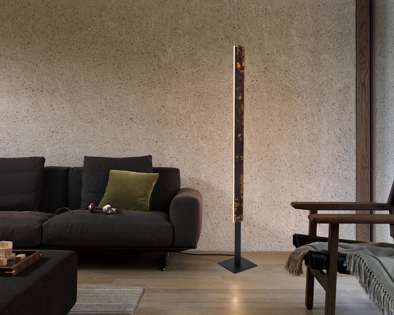 Moderne LED-Stehleuchte in einem gemütlichen Wohnzimmer, seitliche Perspektive