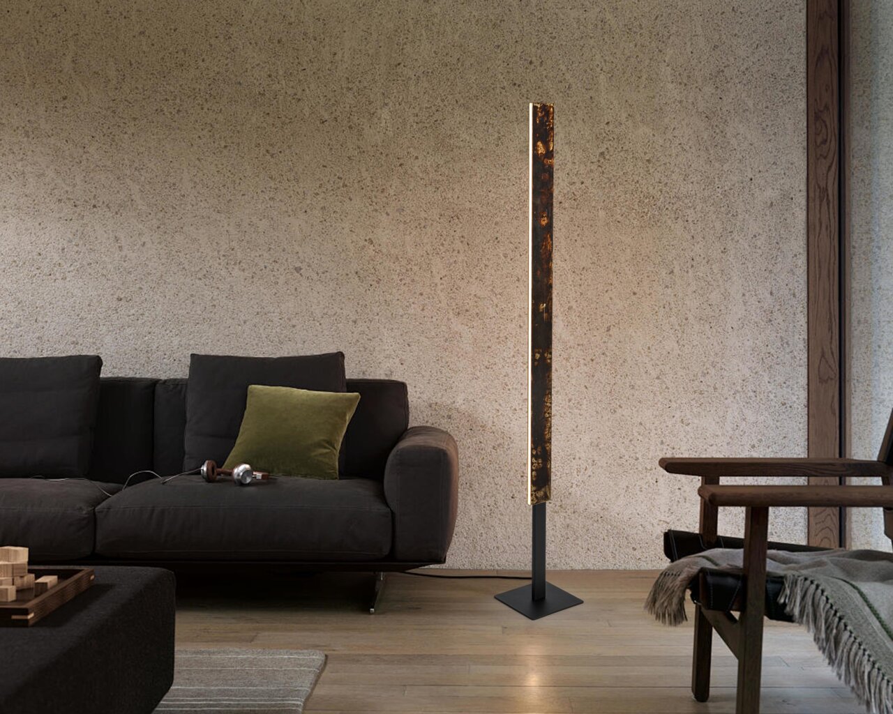 Moderne LED-Stehleuchte in einem gemütlichen Wohnzimmer, seitliche Perspektive