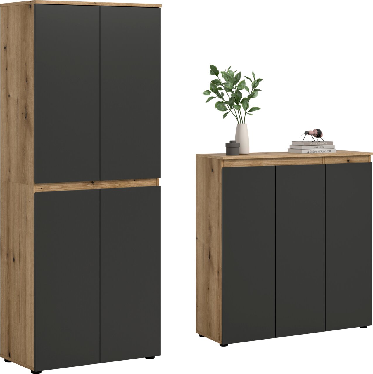 Zwei moderne Schränke in Eiche-Optik mit mattschwarzen, grifflosen Fronten (links hoher Schrank, rechts Sideboard mit Deko), freigestellt auf weißem Hintergrund, Perspektive: frontale Ansicht mit leichter Schrägansicht von links.