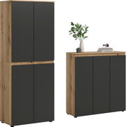 Zwei moderne Schränke in Eiche-Optik mit mattschwarzen, grifflosen Fronten (links hoher Schrank, rechts Sideboard mit Deko), freigestellt auf weißem Hintergrund, Perspektive: frontale Ansicht mit leichter Schrägansicht von links.