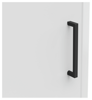 Nahaufnahme einer weißen Schranktür mit einem schwarzen, modernen Griff, seitliche Perspektive