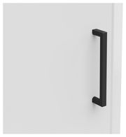 Nahaufnahme einer weißen Schranktür mit einem schwarzen, modernen Griff, seitliche Perspektive