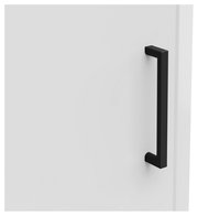 Nahaufnahme einer weißen Schranktür mit einem schwarzen, modernen Griff, seitliche Perspektive