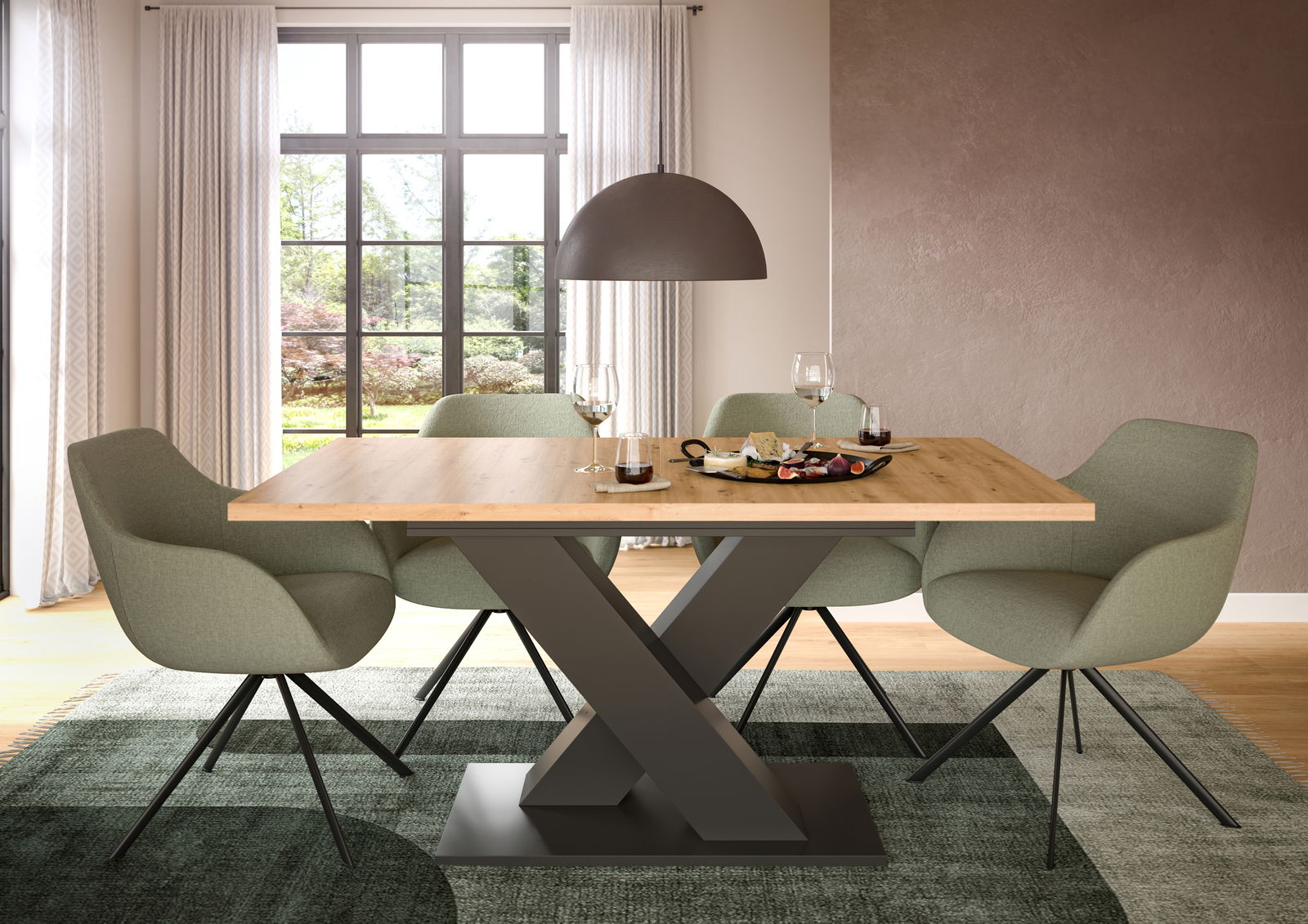Moderner Esstisch mit X-förmigem Metallgestell und Holzplatte, umgeben von grünen Stühlen, aus der Frontalperspektive.