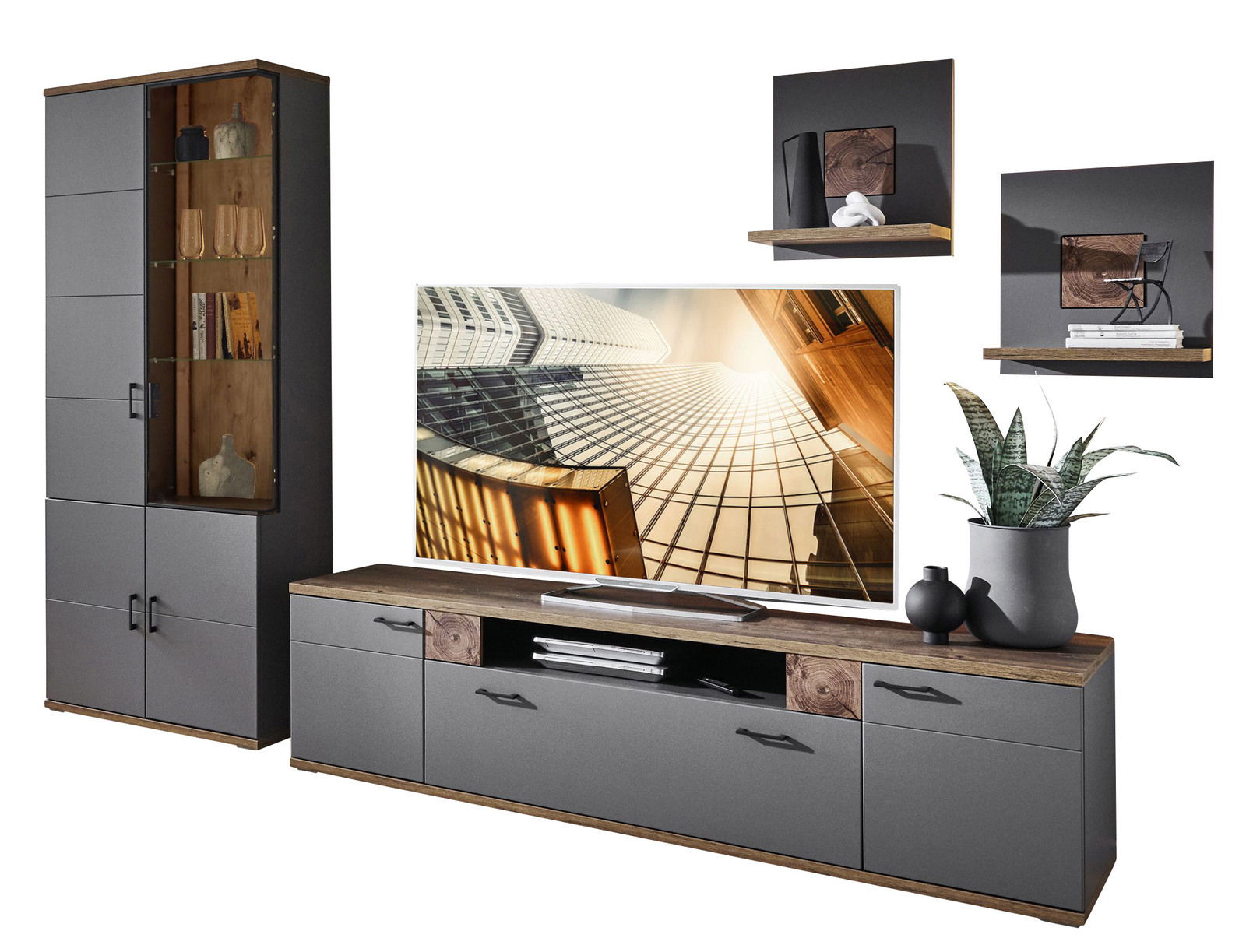 Moderne Wandkombination in dunklem Holz und Grau, bestehend aus einem hohen Schrank mit Glastür, einem TV-Board und zwei Wandregalen. Perspektive: Frontalansicht.