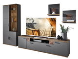 Moderne Wandkombination in dunklem Holz und Grau, bestehend aus einem hohen Schrank mit Glastür, einem TV-Board und zwei Wandregalen. Perspektive: Frontalansicht.
