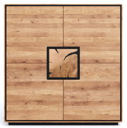 Frontansicht eines quadratischen Holzschranks mit vier Türen, natürlicher Maserung, schwarzem Rahmen und zentralem quadratischem Akzent mit Baumring-Optik und dunklen Rissen