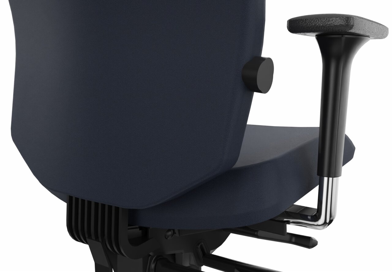 Rückansicht eines Drehstuhls mit blauer Polsterung und schwarzer Armlehne