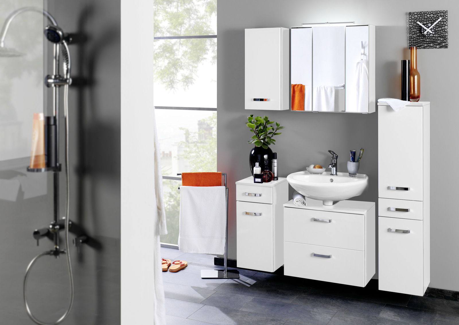 Moderner weißer Hängeschrank in einem stilvollen Badezimmer, frontal betrachtet.