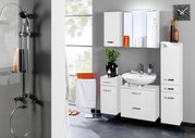 Moderner weißer Hängeschrank in einem stilvollen Badezimmer, frontal betrachtet.