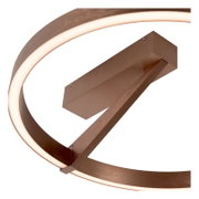 Moderne runde LED-Deckenleuchte in gebürsteter Kupfer-/Bronze-Optik mit leuchtendem Ring, Detailansicht der Deckenhalterung aus schräger Untersicht.