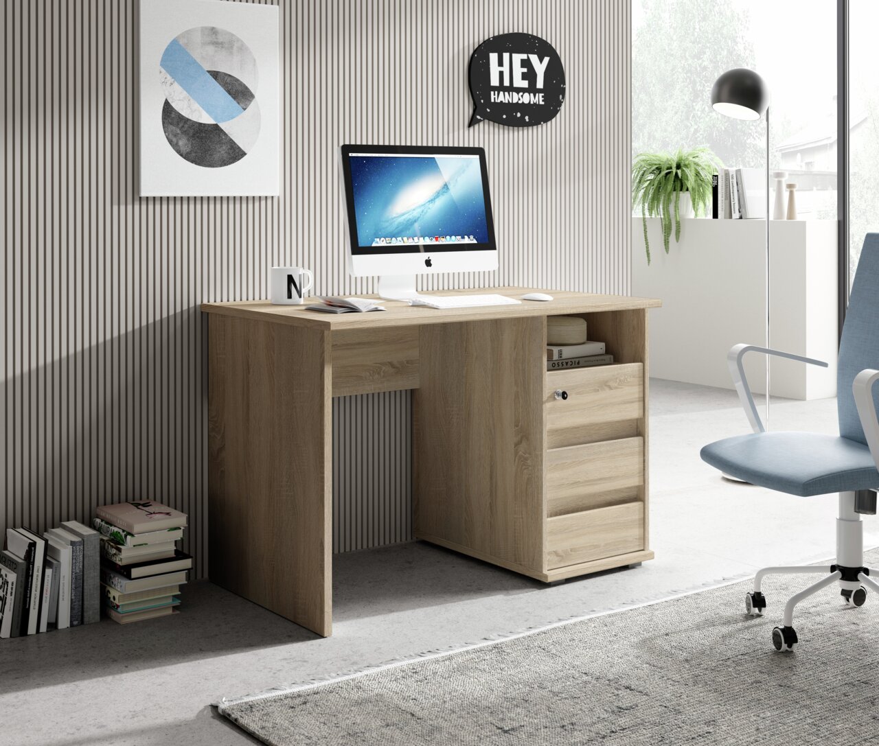 Moderner Schreibtisch aus Holz mit Schubladen, seitlicher Perspektive, in einem stilvollen Büro mit Computer und Dekoration.