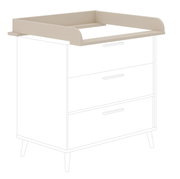 Smalle verschoontafel in beige, perspectivisch aanzicht van voren en bovenaf, gemonteerd op een commode