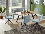 Eetkamer met een moderne tafel en vier lichtblauwe stoelen, zijaanzicht