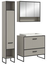 Moderne Badkombination mit vertikalen Streifen, bestehend aus einem hohen Schrank, einem Waschbeckenunterschrank und einem Spiegelschrank, aus einer frontalen Perspektive.