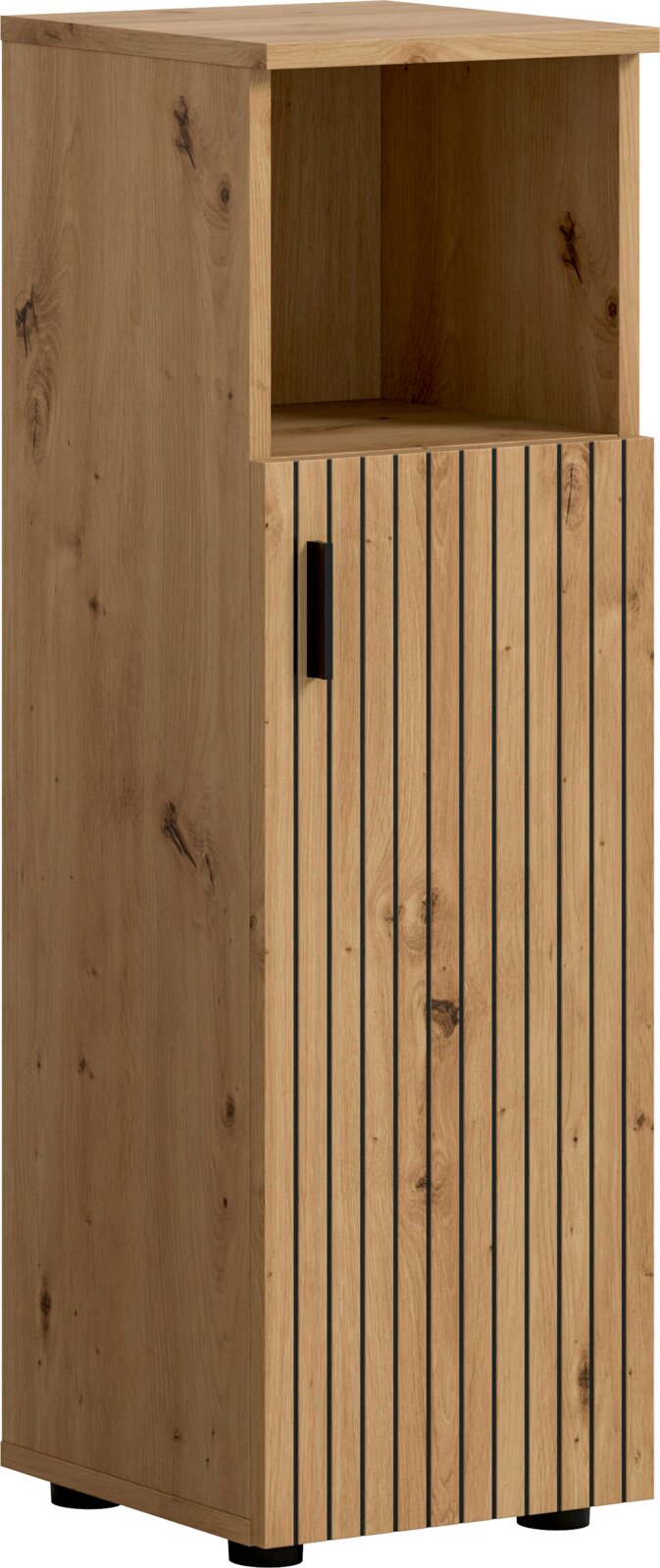 Hoher Holzschrank in Eichenoptik mit Lamellentür, schwarzem Griff und offenem Fach oben, schräg von vorn links fotografiert