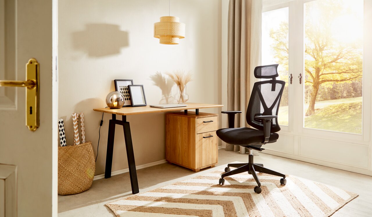 Moderner Drehstuhl in einem hellen Büro, seitliche Perspektive