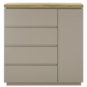 Frontale Ansicht einer modernen Kommode mit drei Schubladen und einer Tür, in neutralem Beige mit einer Holzplatte.