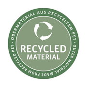 Grünes Siegel mit der Aufschrift 'Recycled Material', das auf die Verwendung von recyceltem PET im Obermaterial hinweist. Draufsicht.