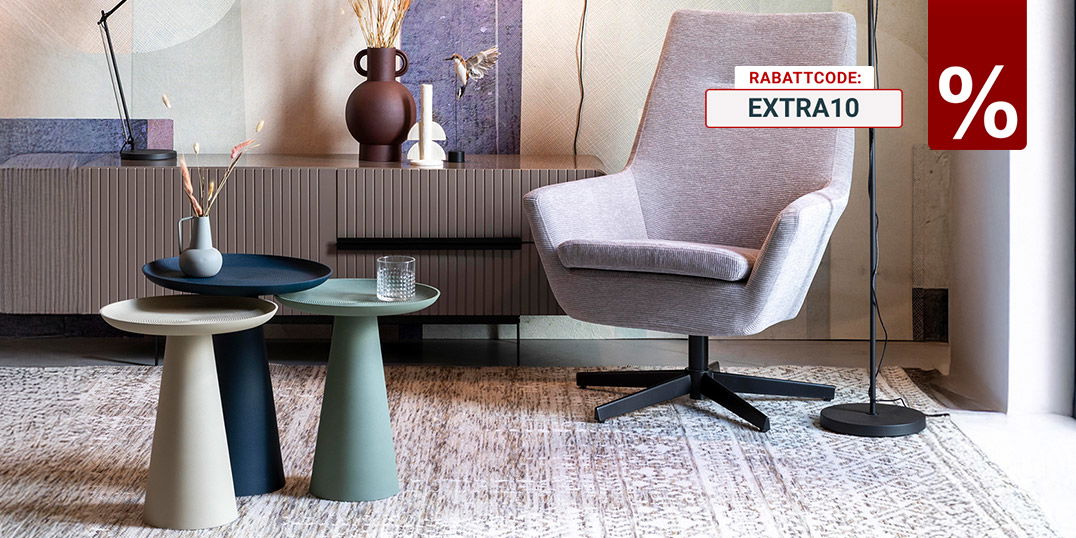 Modernes Wohnzimmer mit grauem Sessel, Beistelltischen, Sideboard, Designlampen und Wanddeko