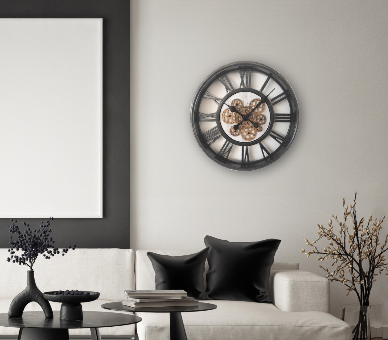 Moderne Wanduhr mit sichtbarem Zahnrad-Design, an einer Wohnzimmerwand über einem Sofa montiert, aus seitlicher Perspektive fotografiert.