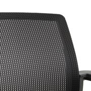 Nahaufnahme der Rückenlehne eines Besucherstuhls mit schwarzem Netzgewebe, seitliche Perspektive