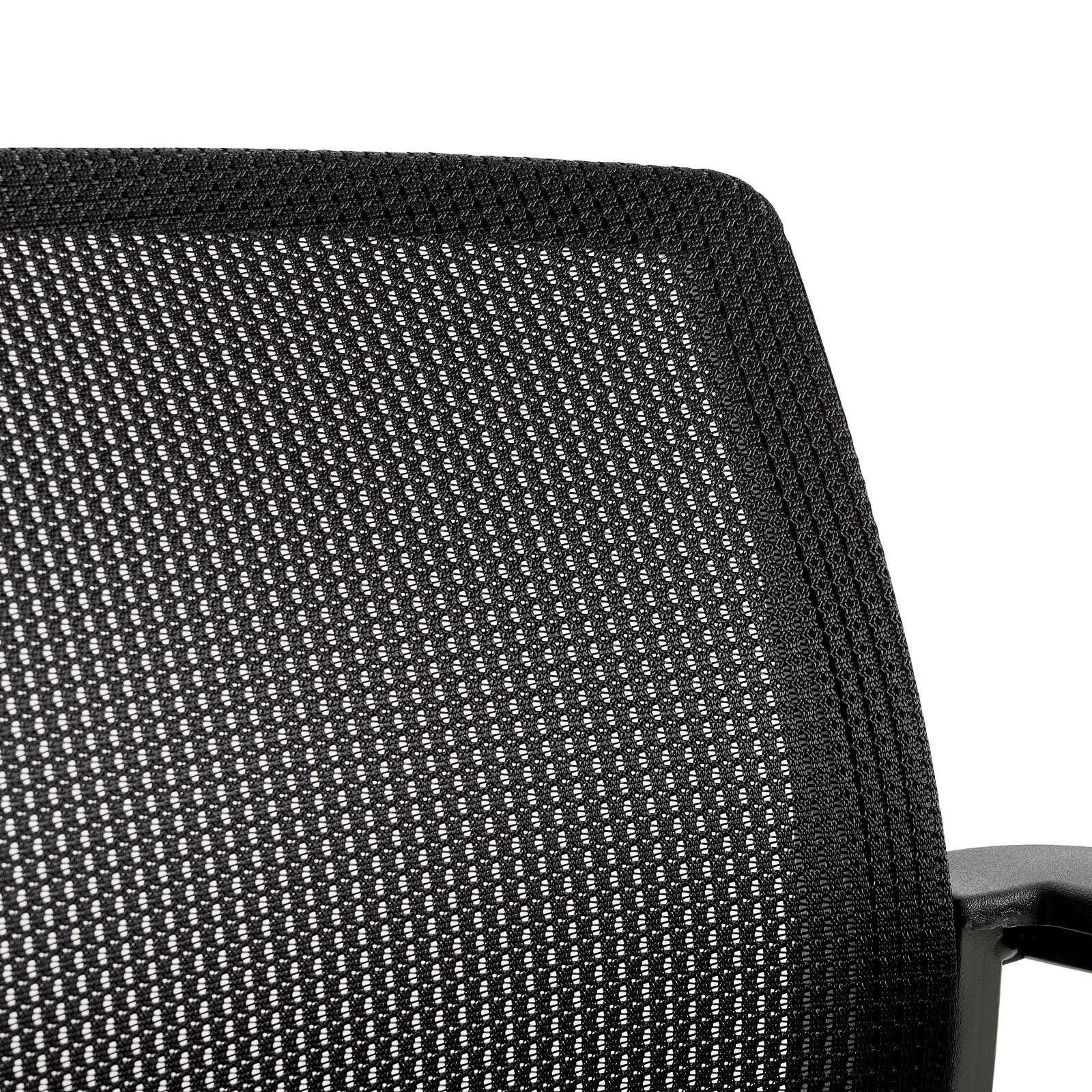 Nahaufnahme der Rückenlehne eines Besucherstuhls mit schwarzem Netzgewebe, seitliche Perspektive