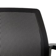 Nahaufnahme der Rückenlehne eines Besucherstuhls mit schwarzem Netzgewebe, seitliche Perspektive