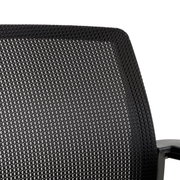 Nahaufnahme der Rückenlehne eines Besucherstuhls mit schwarzem Netzgewebe, seitliche Perspektive