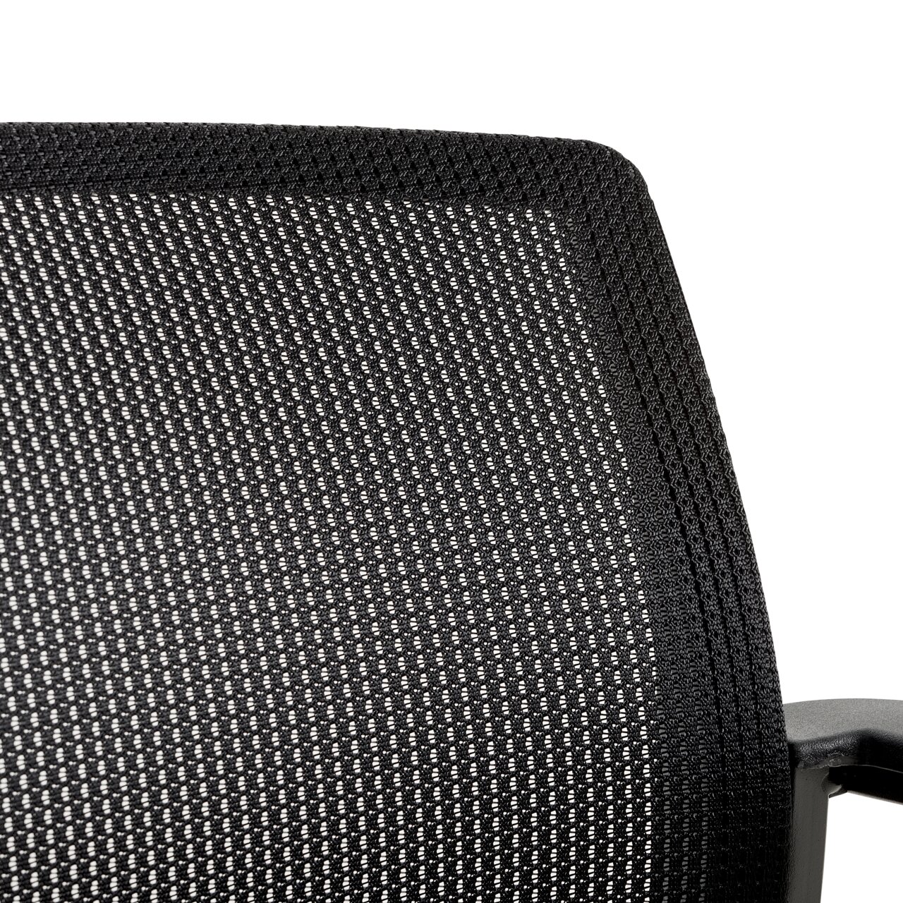 Nahaufnahme der Rückenlehne eines Besucherstuhls mit schwarzem Netzgewebe, seitliche Perspektive