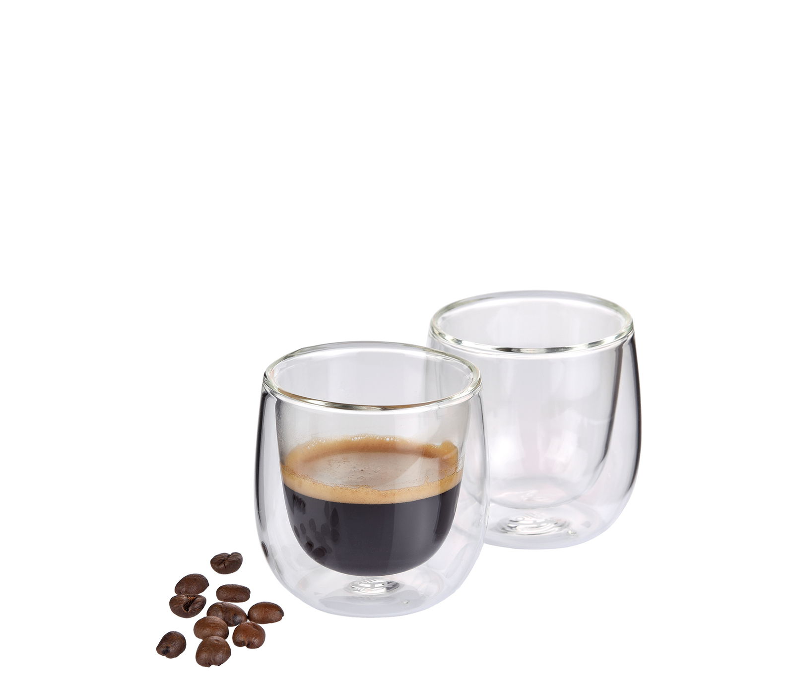 Cilio Espressoglas 80ml 2er-Set VERONA Zwei doppelwandige Espressogläser mit einem gefüllten und einem leeren Glas, umgeben von Kaffeebohnen, aus seitlicher Perspektive.