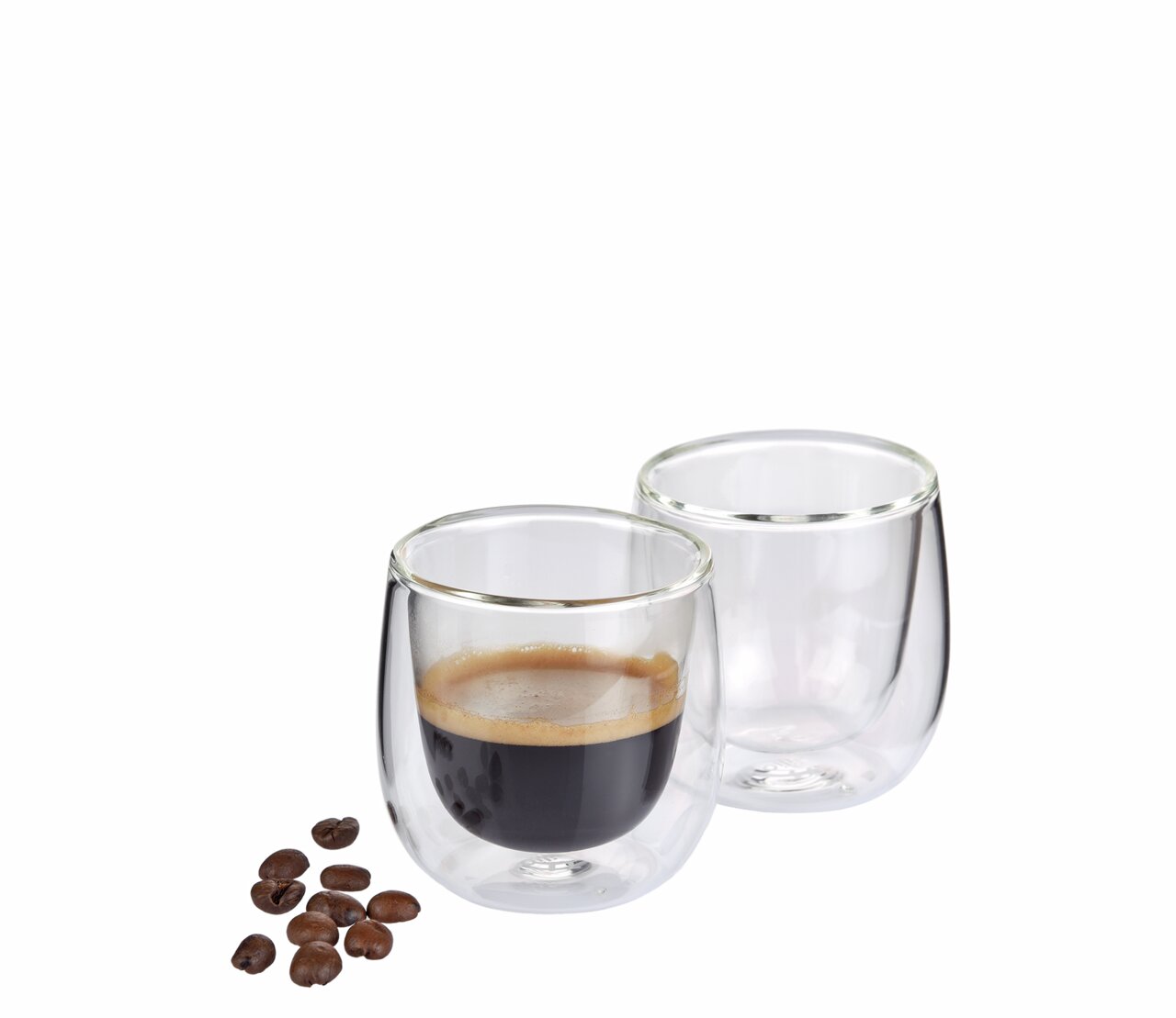 Cilio Espressoglas 80ml 2er-Set VERONA Zwei doppelwandige Espressogläser mit einem gefüllten und einem leeren Glas, umgeben von Kaffeebohnen, aus seitlicher Perspektive.