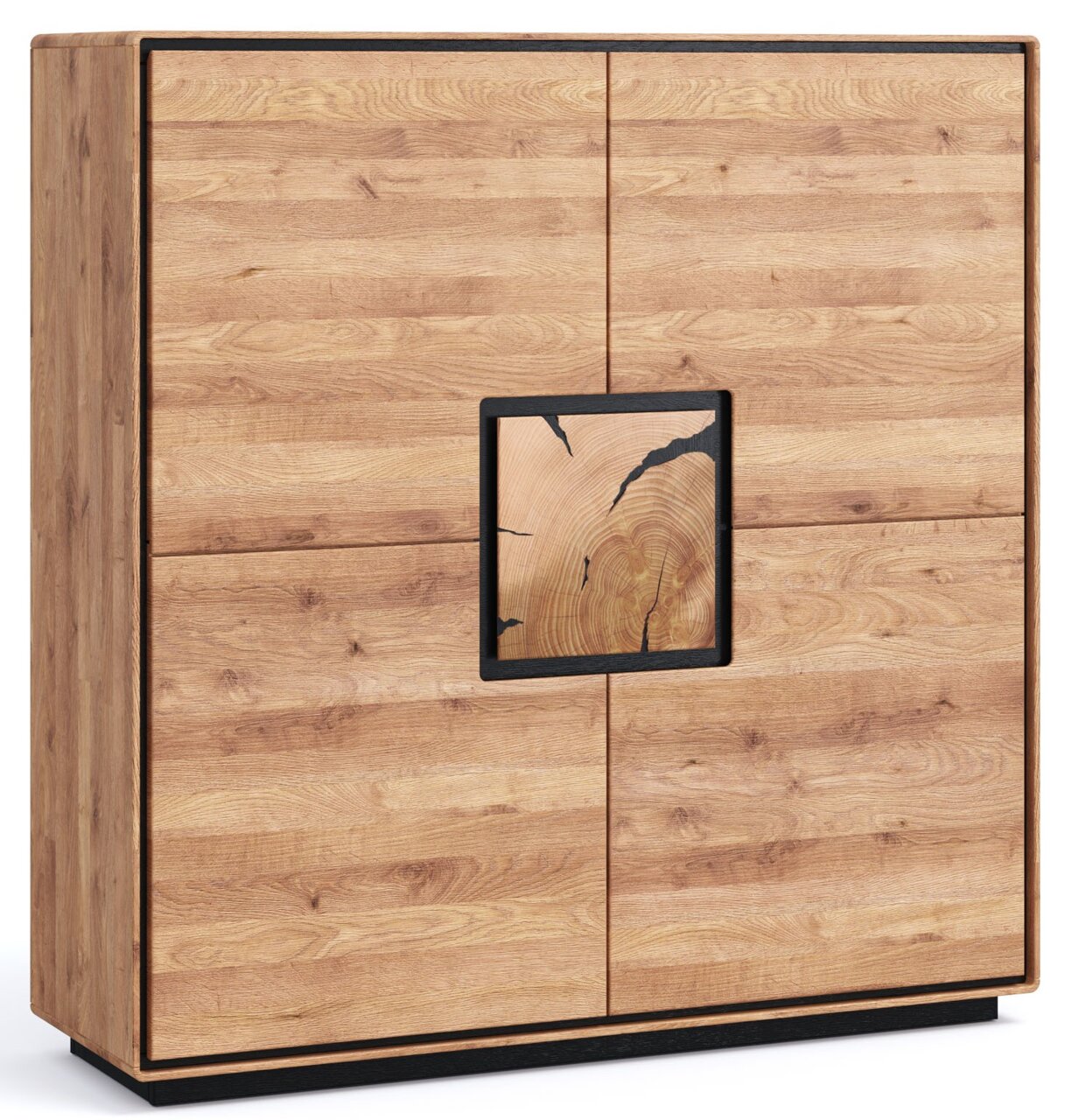 Massiver Holzschrank in Eichenoptik mit vier Frontpaneelen und schwarzem Sockel, mittig quadratives Zierelement mit Baumring-Muster und dunklen Akzenten, Ansicht schräg von vorne