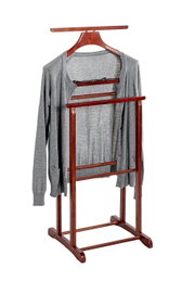 Freistehender Kleiderständer aus dunklem Holz mit mehreren Stangen, frontal in leichter Schrägansicht fotografiert, mit grauer Strickjacke auf einem Kleiderbügel vor weißem Hintergrund.