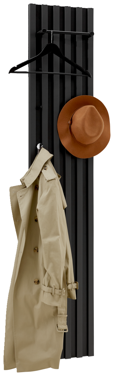 Voleo Garderobenpaneel breit UNIQUE Garderobenpaneel in schwarzer Farbe mit Haken, auf denen ein beiger Trenchcoat und ein brauner Hut hängen. Frontalansicht.