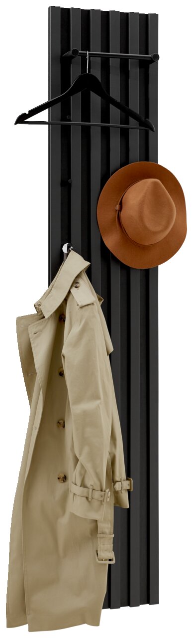 Voleo Garderobenpaneel breit UNIQUE Garderobenpaneel in schwarzer Farbe mit Haken, auf denen ein beiger Trenchcoat und ein brauner Hut hängen. Frontalansicht.