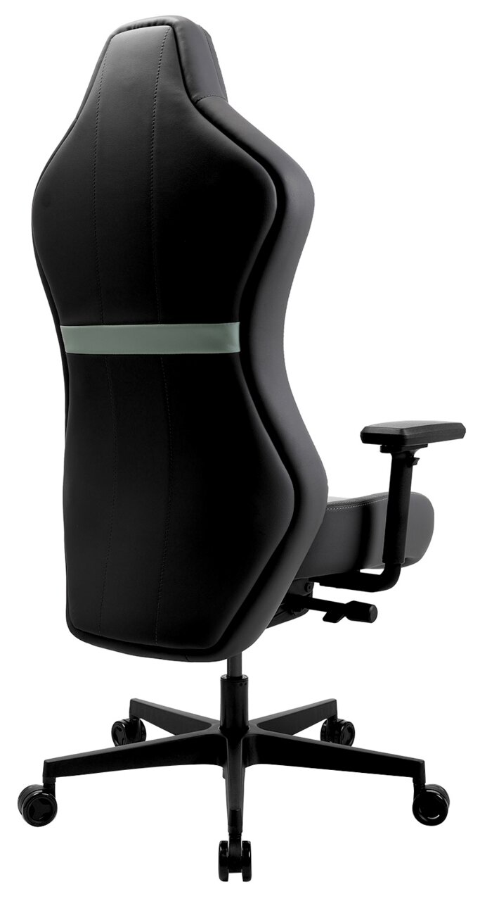Rückansicht eines schwarzen Gaming-Stuhls mit verstellbaren Armlehnen und Rollen.